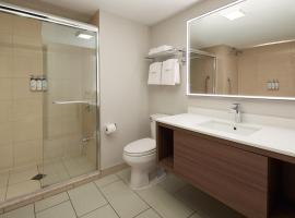 Holiday Inn & Suites Montreal Airport by IHG，位于多瓦尔的酒店