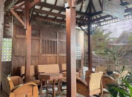Destan's Hut Family Homestay，位于Sawahan的酒店