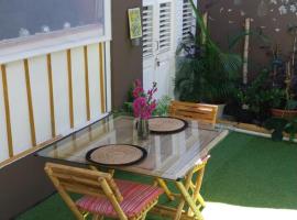 Le LiloVert - Studio 24 m2，位于勒卡尔贝的带停车场的酒店