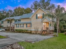Inviting waterfront cottage with balcony, firepit, marsh views, & washer/dryer