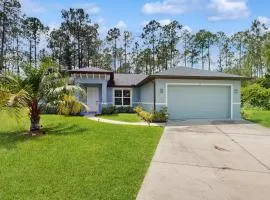 Spacious house with private covered patio, work station, full kitchen and grill