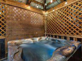 Hot Tub & Dog Friendly, 4 Miles to Cades Cove，位于汤森德的酒店