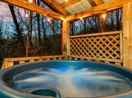 Hot Tub, Dog-friendly , Near Tuckaleechee Caverns，位于汤森德的酒店