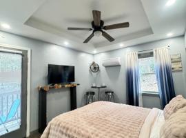 Just Listed The Grotto In Suite Jacuzzi Pets Friendly，位于加特林堡的酒店