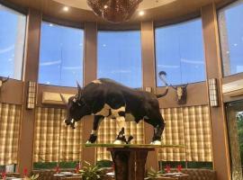 Villa Del Carmen Wellness and Spa Resort，位于Sampong的带热水浴缸的酒店