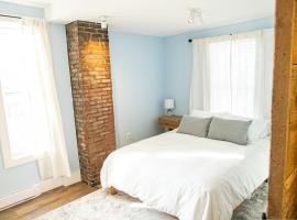 Halifax's Most Popular Historic Modern Space，位于哈利法克斯的酒店