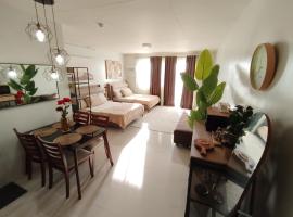 Puerto Princesa Studio Condo with 2 Large Beds, Balcony, Pool & Gym，位于公主港的酒店