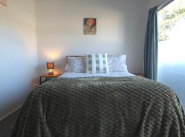 Cozy corner on Cohen，位于纳尔逊的酒店