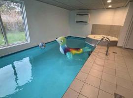 Large Holiday Home With Pool Spa And Sauna，位于博托比的带泳池的酒店