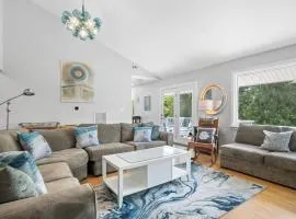Exceptional Contemporary Retreat with 4 King Beds in Mystic CT