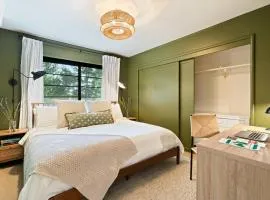 Luxe Treehouse Apt•Walk to Town•King Bed•Sleeps 4