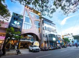 Le Majestic Business Class Hotel，位于蓬蒂切里的酒店