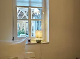 Hostel am Burgenring - kostenloser Parkplatz, Zentrum, Self Check-In, Küche，位于施利茨的酒店