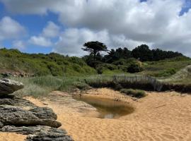 Pornic1 flat near beach garden golf Pool 1 bedroom，位于波尔尼克的酒店