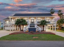 Bring Your Boat! Lake Charles Home w/ Dock & Lift，位于Hackberry的酒店