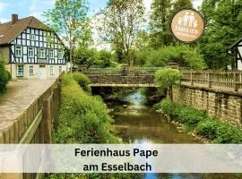Ferienhaus Pape - Großes Familien- & Gruppenhaus mit 17 Betten, Sauna, Spielbereiche, Garten am Bach in zentraler Lage in Eslohe