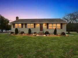 Relaxing 3BR Retreat Near Ocean City，位于索尔兹伯里的酒店