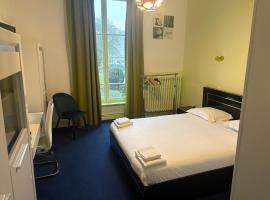 Hotel Couleurs Sud Centre-ville Gare Charleville-Mézières，位于沙勒维尔-梅济耶尔的酒店