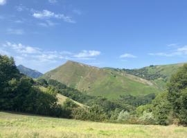 Appartement au Pays Basque-Vue montagne，位于比达莱的酒店