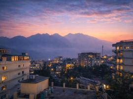 Around Stays-Mystara Hotels, Tapovan, Rishikesh，位于瑞诗凯诗的酒店