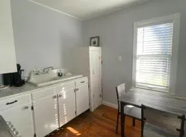Charming 1BR Cottage Near Downtown Lafayette