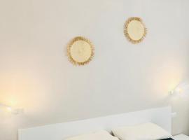 Private Room with Ensuite In Front of Saronno Station，位于萨龙诺的酒店