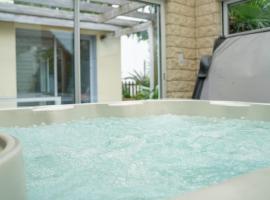 Villa SPA privé, terrasse, jardin clos, 10 personnes, centre ville à 5min，位于洛里昂的酒店