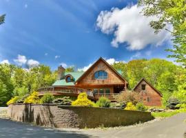 Stunning 5BR at Hunter and Windham w Oversized Deck, 5 Acres, and Mountain View，位于Jewett的酒店