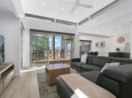 Ebden Lake House- Laid-back Luxury with Lake Views