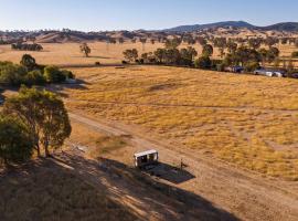 Billy Button by Tiny Away，位于Bonnie Doon的带停车场的酒店