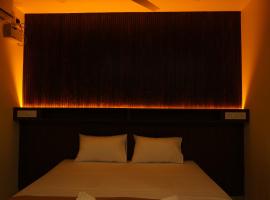 DD COZY INN sntower，位于蒂鲁奇奇拉帕利的酒店
