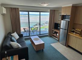 1 Bedroom Waterfront Apartment - Rooftop Pool & Spa，位于安特兰斯的海滩酒店