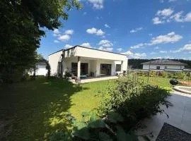 Luxus Ferienhaus mit grossem Garten in ruhiger Gegend
