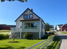 Morhuset med egen hage og veranda，位于Bleik的酒店