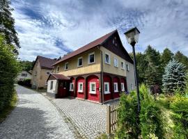 Holiday Home Waldferienhaus Dunja mit Sauna- Whirlpool- direkt am Waldrand- Kletterfelsen by Interhome，位于Hain的酒店