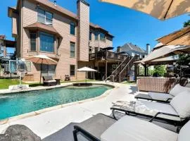 Chic One-Bedroom Haven with Gym, Pool & Hot Tub