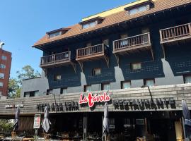 La Tavola Hotel，位于皮纳马尔的酒店