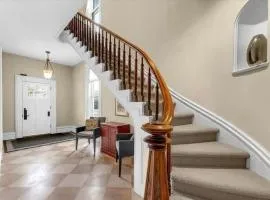 Historic Charm Modern Luxury Free Parking