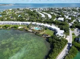 Blue House Getaway - 2-3 Villa - OS Slip Ramp Pkg