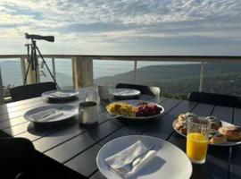 Sauna, dog friendly Amazing views to ski slopes，位于Wintergreen的酒店