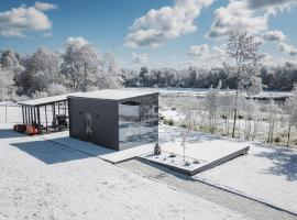 Pulli Country Club - Private Sauna & River View，位于派尔努的酒店