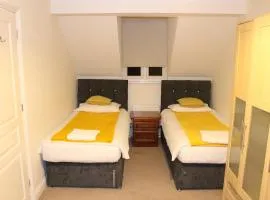 4 Bedroom house, Parking, Wi-Fi, Near Town Centre