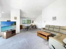 Beachside 3-Bed Apartment with Garage Parking