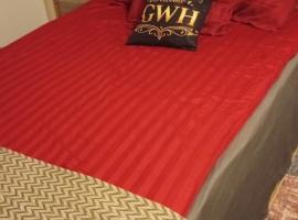 Golden Work Hostel，位于埃斯基尔斯蒂纳的酒店