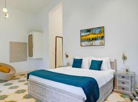 Iksana By DanCenter | 3BHK | Pvt Pool | Siolim, GOA，位于西奥利姆的酒店