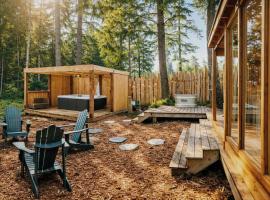 Quadra Island Mist，位于Quathiaski Cove的带停车场的酒店