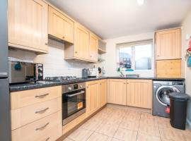 6 bed house with free secure parking & 3 bathrooms，位于伍尔弗汉普顿的酒店