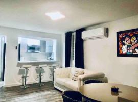 Hemingway Apt Near Plaza del Sol Casino & Beach，位于巴亚蒙的酒店