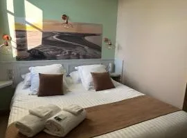 Logis Hôtel- Restaurant Le Relais Guillaume de Normandy-PARKING GRATUIT--VUE BAIE TERRASSE-CALME-BORNES ELECTRIQUE-LOCAL VELOS SÉCURISÉ