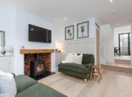 Luxurious renovated cottage with log burner